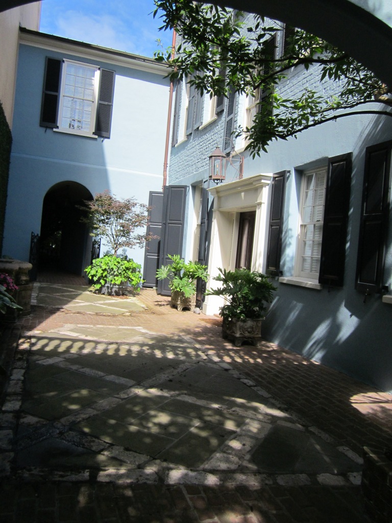 2016-05-06-13 Courtyard of Deas-Tunno House built about 1770 89 East Bay Street